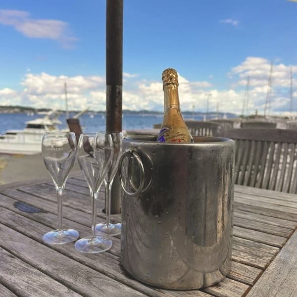 Our restaurant offers terrace seating where you can enjoy drinks from lunchtime.Enjoy a relaxing time while taking in the spectacular view of Enoshima.Enjoy a blissful moment with one of our signature cocktails.★