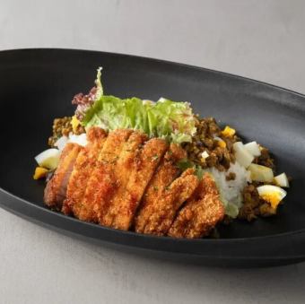 ドライカレーと本日のフライ（サラダ・スープ・ドリンク付）