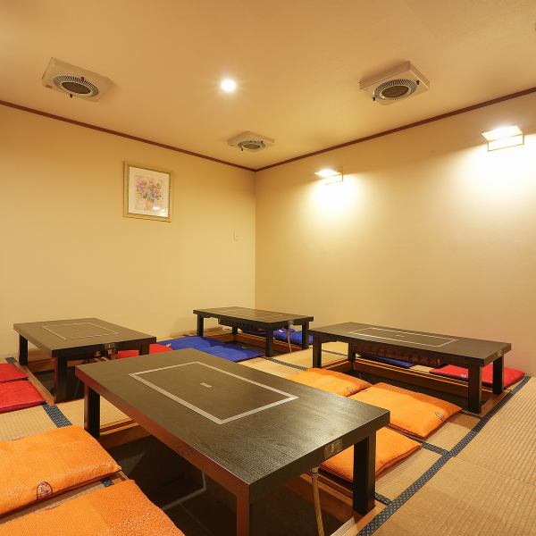 掘りごたつ席を備えた店内は、大型宴会にも対応するゆとりある設計となっています◎団体での利用時も足を伸ばして快適に過ごせるため、長時間の宴会でもリラックスできます！また、座席のレイアウト変更も柔軟に行えるため、シーンに合わせた利用が可能です★