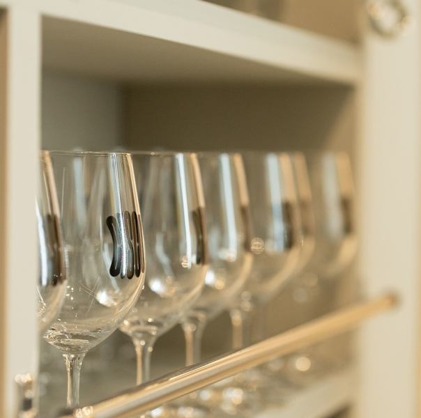 種類豊富なナチュラルワインとフルーツミードに特徴的で可愛いワイングラス。"CISCO"ではお客様が楽しんで頂ける、様々な仕掛けを多数をご用意致しております。