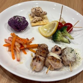 《週末は21時~》特製TSUKIDORIプレート+90分飲み放題付き TSUKIDORIお試しコース3500円