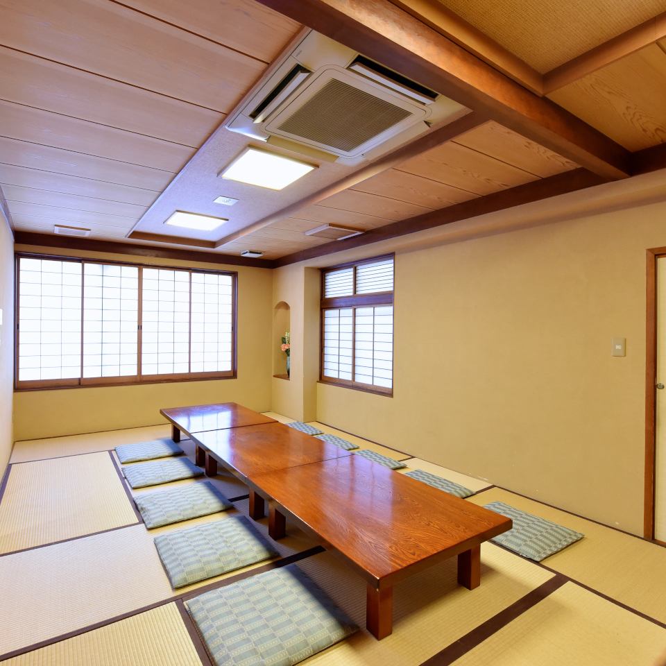 Enjoy your meal with peace of mind in a private tatami room for up to 10 people.
