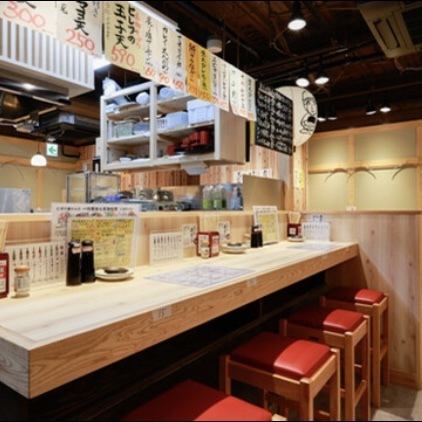 『お一人様でも気軽に◎』活気ある屋台風の雰囲気！目の前で職人が握る臨場感たっぷりのカウンターは、まるで屋台のような賑わい。立ち飲みスタイルで気軽に楽しめます。