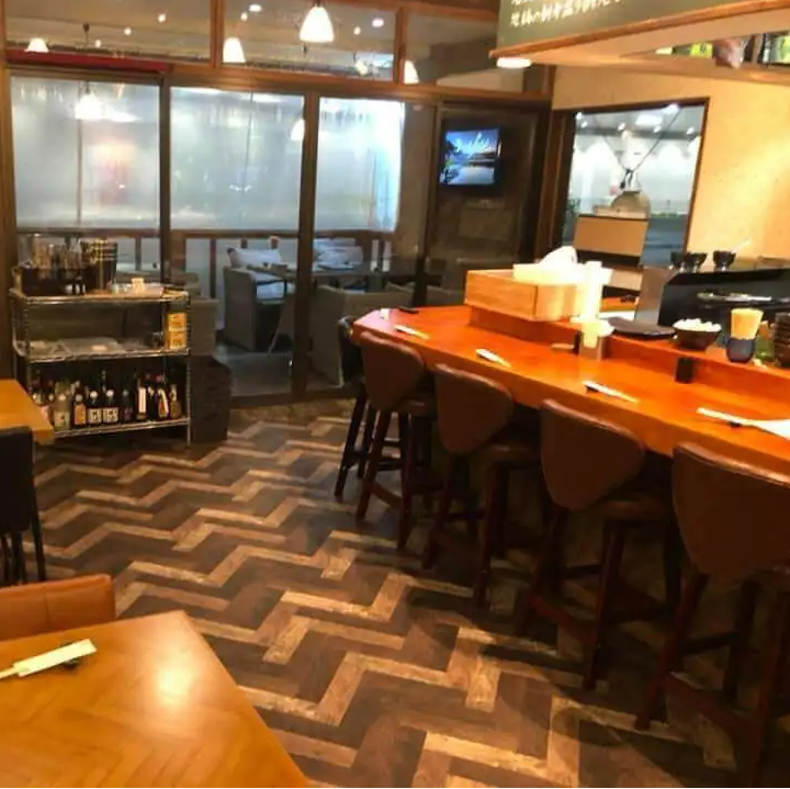 おひとり様から利用可能なオープンカウンターで焼鳥を味わう!