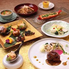 《主厨精选套餐+2小时无限畅饮》 水煮鱼翅、炖牛腩等 共7道菜 14,000日元 单份