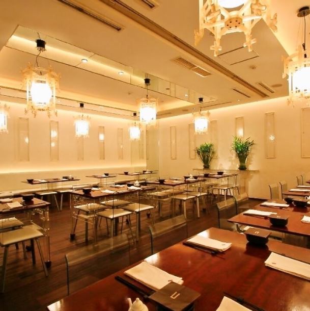 【距离上野站山下口步行20秒】奢华的空间。我们有各种私人房间、圆桌私人房间和私人团体座位，可供 5 人至最多 40 人的大型团体使用。适合生日、纪念日、公司聚会、迎送会、同学聚会、庆典、追悼会、同学聚会、订婚典礼等聚会。