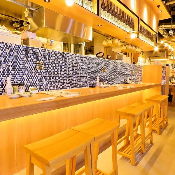 [A 3-minute walk from Exit 3 of "Nagoya" Station] We also have clean white wood counter seats available ◎ The atmosphere is easy for anyone to come in, so please come and have a quick drink after work!