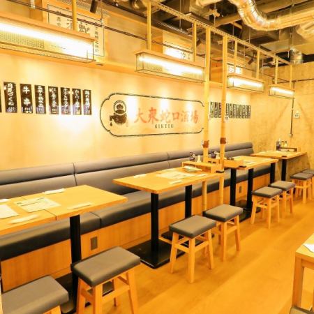 [Table seats where you can pour shochu from the faucet yourself] The store is spacious, and there are many table seats available.