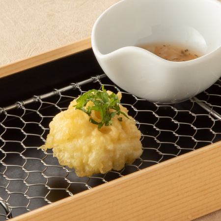 活〆ハモの天ぷら　梅肉玉葱ソース