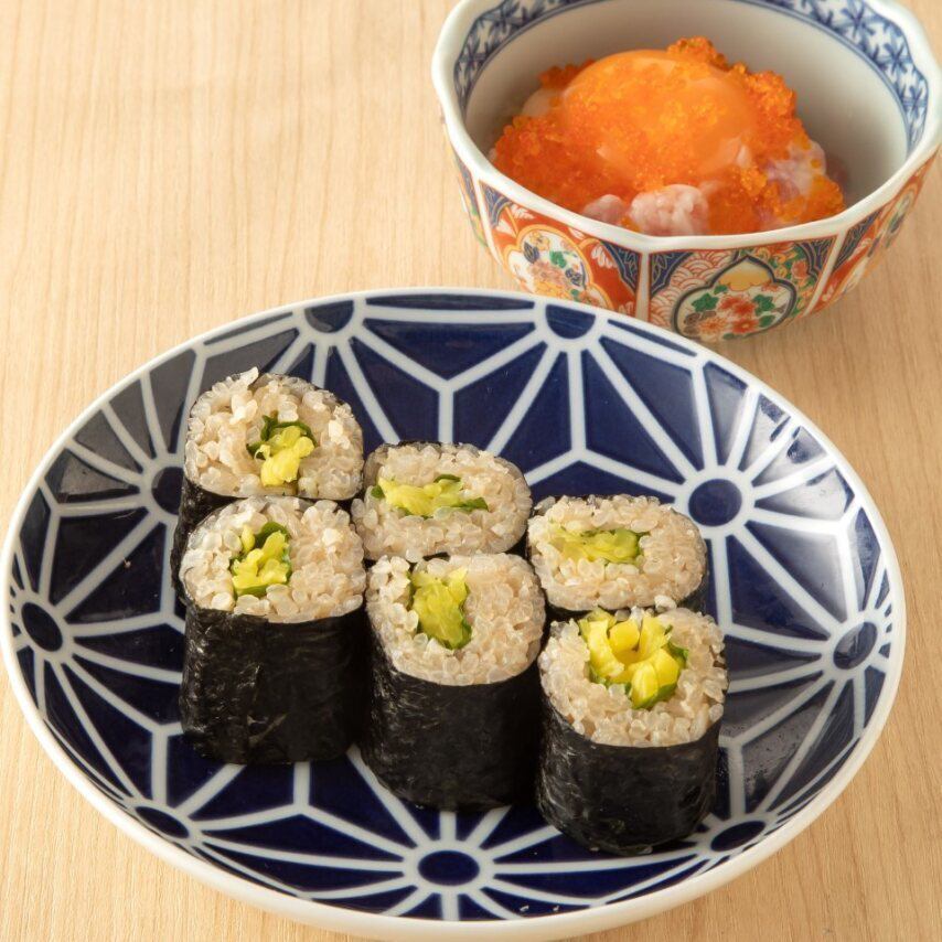 大人気の【名物　飲めるとろたく巻】等、寿司や海鮮類もご用意。