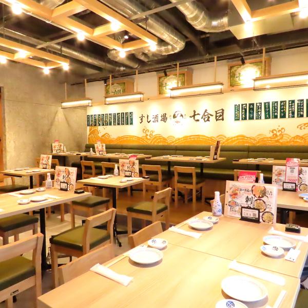 【JR名古屋駅桜通口から徒歩3分】 少人数でのお食事や飲み会でのご利用にも最適なテーブル席。当店自慢のお料理を囲んで宴会をお楽しみください。お料理によく合うお酒も豊富に取り揃えております！