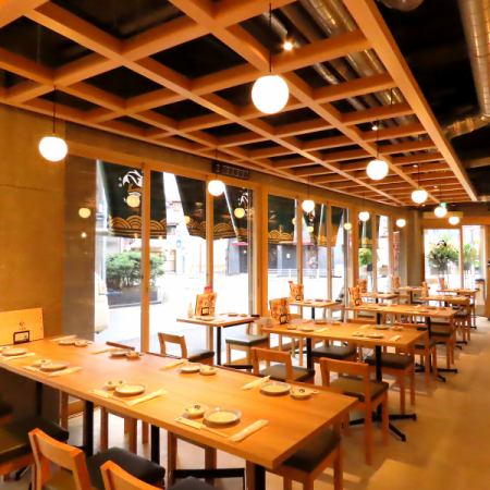 【テーブル席】店内は広々していて、テーブル席も多数ご用意ございます。