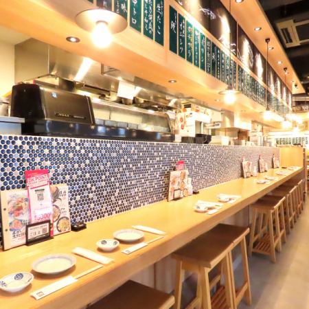 【1人でも利用しやすいカウンター席】オシャレな雰囲気のカウンター席もございます。