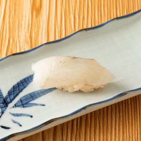 季節の握り寿司　スズキ握り　1貫