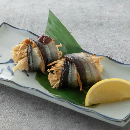 烤太平洋秋刀魚裹金針菇