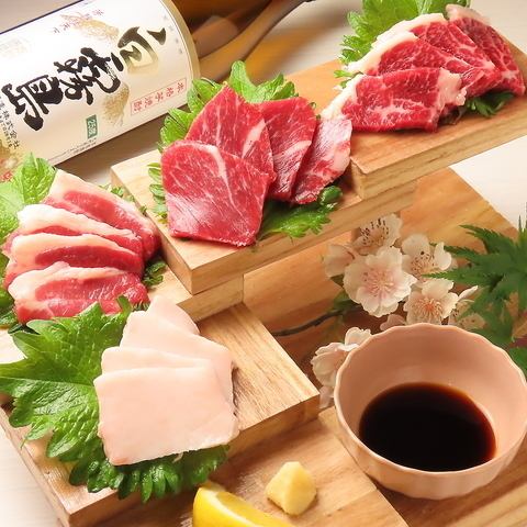 Enjoy fresh horse sashimi, a local dish from Kumamoto!