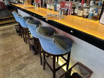 If you like high tables, this is a must-see! A miraculous counter seat where your drink will be served right away! We also have a wonderful counter with stylish lighting.