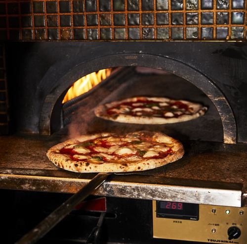 専用窯で焼き上げるピザ