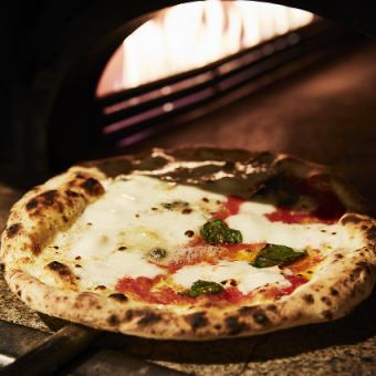 ★Standard course that includes two types of pizza baked in a special oven and authentic pasta
