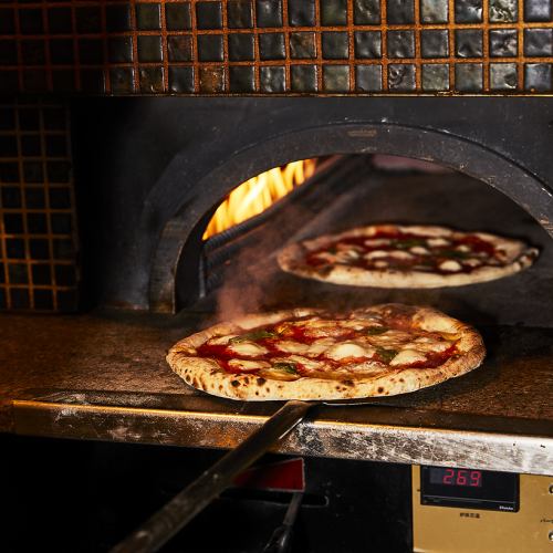 専用窯で焼き上げるアツアツのピザ