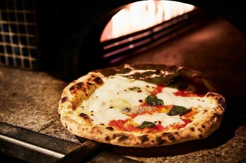 An Italian bar where you can enjoy Neapolitan-style oven-baked pizza
