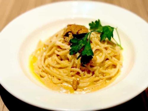 とろける生うにの濃厚な旨みを贅沢に味わうクリームソースのパスタ