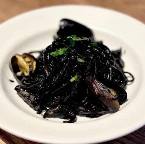 Squid ink and mussel spaghetti