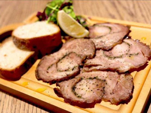 自家製ポルケッタ ミックスサラダとライ麦パン添え