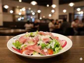食感も楽しめる新鮮野菜と生ハムのシーザーサラダ