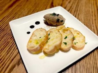 濃密なうまみの鶏レバーのパテ ~メルバトースト添え~