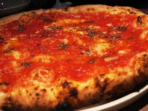 Stone oven-baked pizza marinara