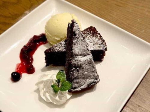 Moist and rich chocolate cake ~luxuriously made~