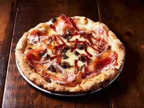 Artisan Macerara ~A gourmet pizza for meat lovers~