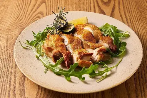 Roasted "Daisen Chicken," a premium chicken breed from Tottori Prefecture.