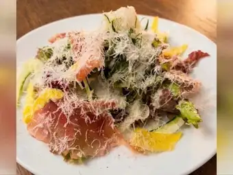 生ハムとシャキシャキ野菜のシーザーサラダ