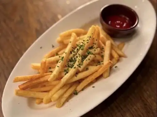 Freshly fried potato fries