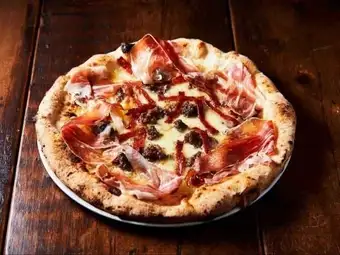 肉尽くしのピッツァ・マチェラーラ