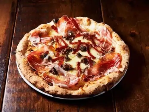 A meat-filled pizza Macerara