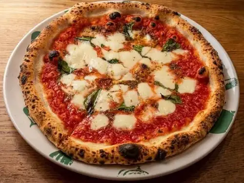 Romana with anchovies and ripe tomatoes