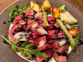 じっくり焼き上げた国産牛のタリアータ