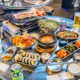 The Korean food spread out on the table is THE authentic! Please post a lot of it in your story ♪