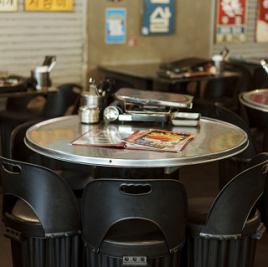 まるで韓国に来たかのような、店内にドラムのテーブル！丸テーブルにみんなで囲って韓国を楽しめる♪