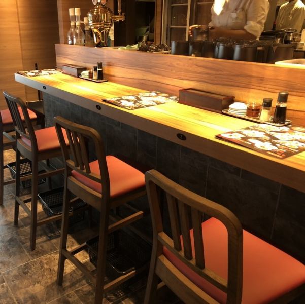 Even one person ♪ There are several counter seats in the store! After shopping at the department store, you can enjoy delicious dumplings and beer on the way home from the company ♪ You can see cooking in front of you The counter seats are full of realism ♪