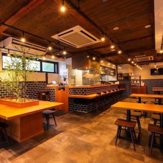 The 1st floor floor is available from 20 people.Please feel free to contact us.It can be used for company banquets.A Japanese izakaya that boasts special chicken dishes and seasonal sake.Among them, the famous bone-in chicken is a gem.Please enjoy juicy and tender meat