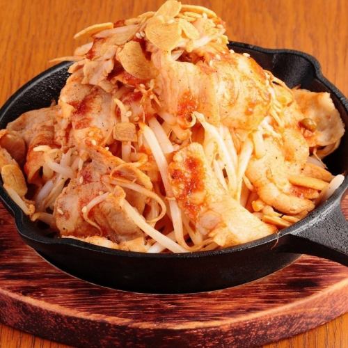 Spicy stir-fried pork and bean sprouts