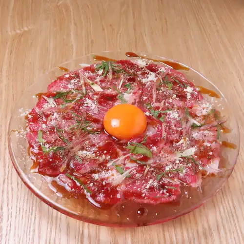 香煎仙台牛肉鞑靼配蛋黄和帕玛森芝士