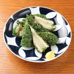 炸竹轮（鱼饼）配大量绿海苔。