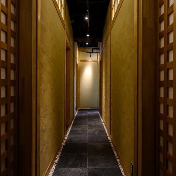 落ち着いた雰囲気で、接待やデートに最適な空間を提供します。厳選された上質な和牛を使用し、職人が焼き上げるお肉は口の中でとろけるような味わい。全席個室で、プライベート感を大切にしたいお客様にぴったりです。丁寧なサービスと共に、特別な時間を演出します。大切な方とのひとときを、ぜひ当店でお楽しみください。