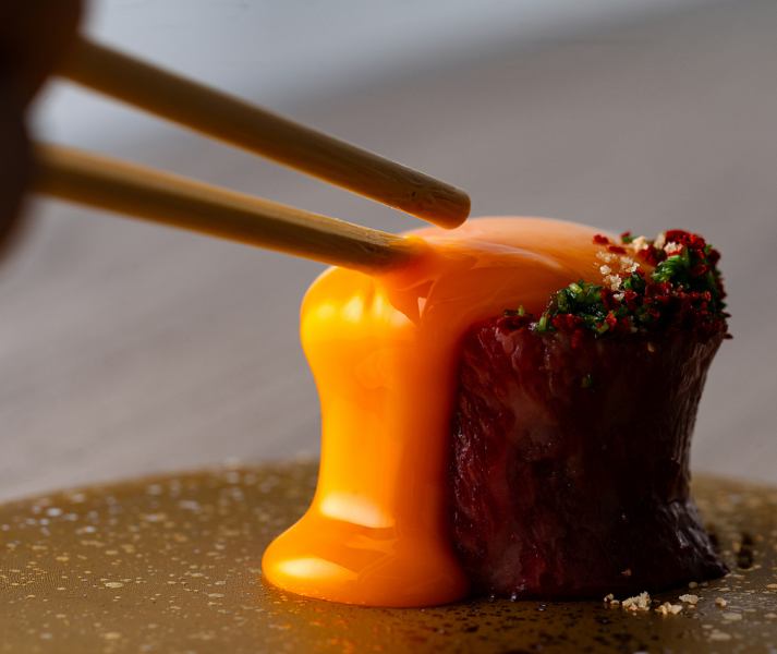 轻松的氛围使其成为娱乐或约会的完美空间。肉质采用严选的优质日本牛肉,并由技艺精湛的厨师烤制而成,入口即化。所有座位都是私人座位,非常适合重视隐私的顾客。我们将以周到的服务为您打造一个特别的时光。请您与您所爱的人在我们的餐厅度过愉快的时光。