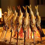熟練の技が光る!鮮度抜群の魚介や野菜を炙る炉端焼き